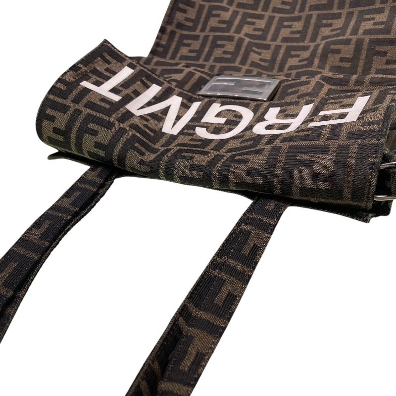 FENDI 芬迪 ×FRAGMENT 8BH418 ZUCCA BAGUETTE 多用肩背包 帆布 棕色 銀釦-9