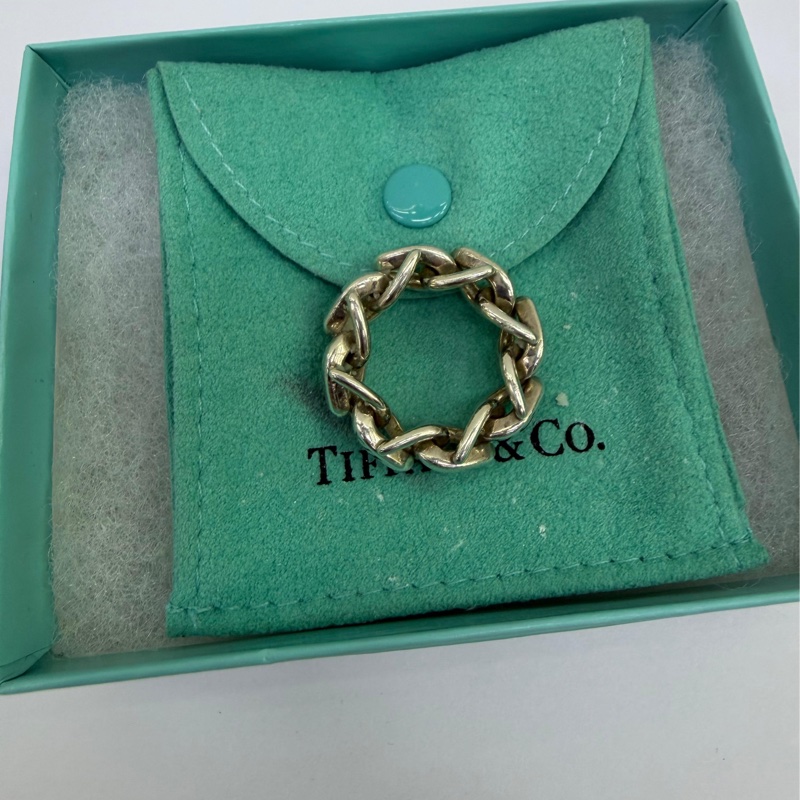 This is Tiffany 這是一枚銀色金屬鍊條造型的戒指-0