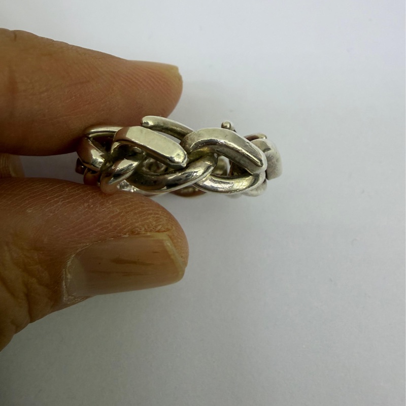This is Tiffany 這是一枚銀色金屬鍊條造型的戒指-2