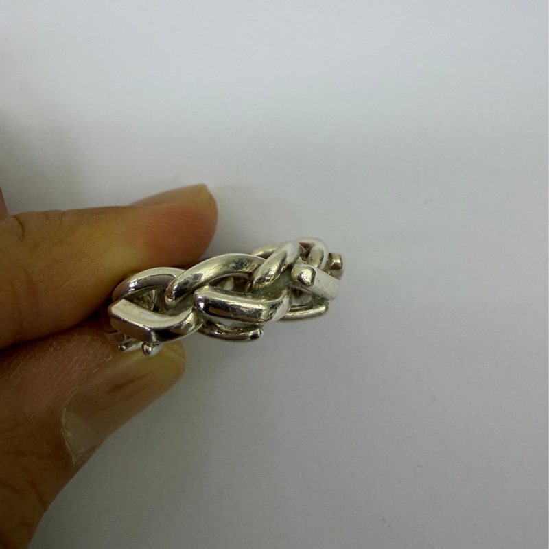 This is Tiffany 這是一枚銀色金屬鍊條造型的戒指-3