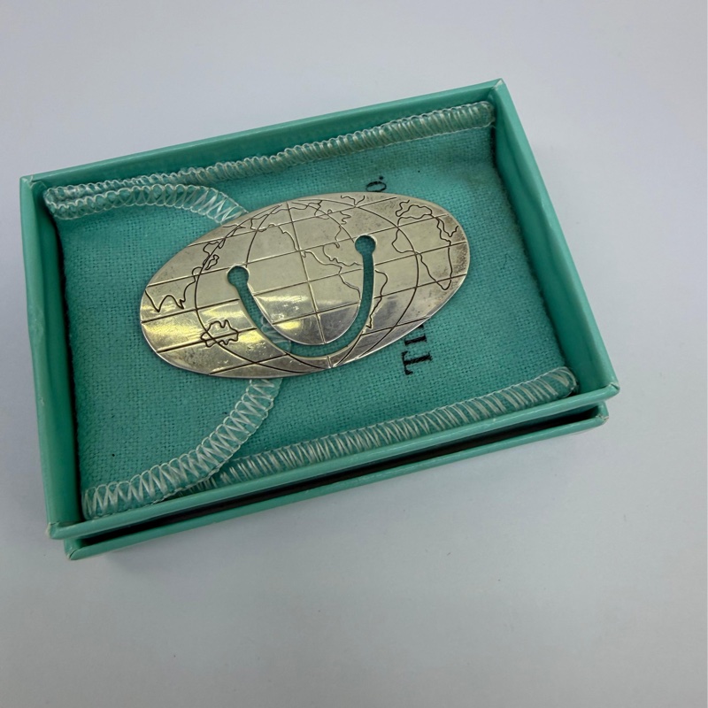 這款Tiffany & Co. 的產品為錢夾，通常由貴金屬製成。-0