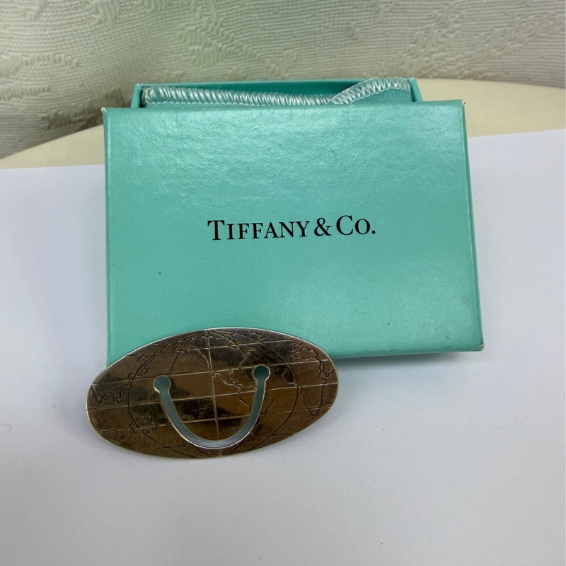 這款Tiffany & Co. 的產品為錢夾，通常由貴金屬製成。-1