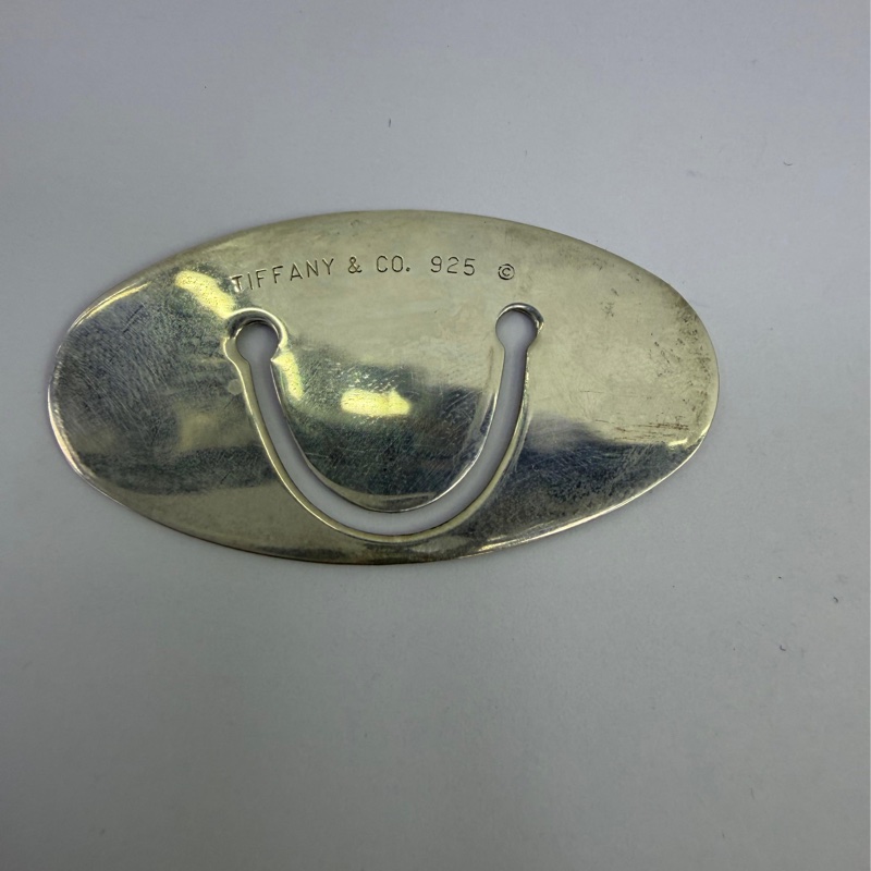 這款Tiffany & Co. 的產品為錢夾，通常由貴金屬製成。-3