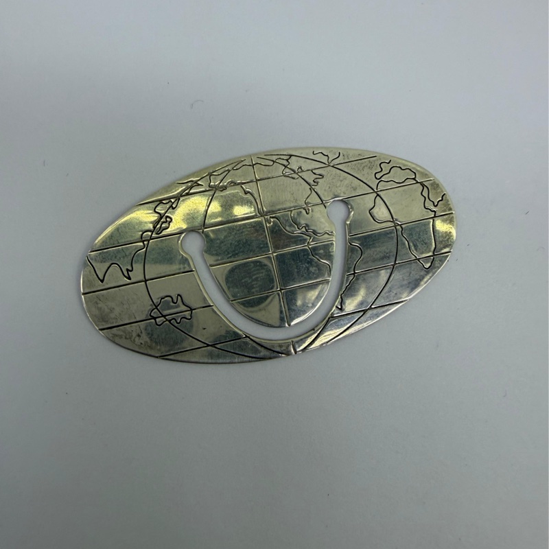 這款Tiffany & Co. 的產品為錢夾，通常由貴金屬製成。-4