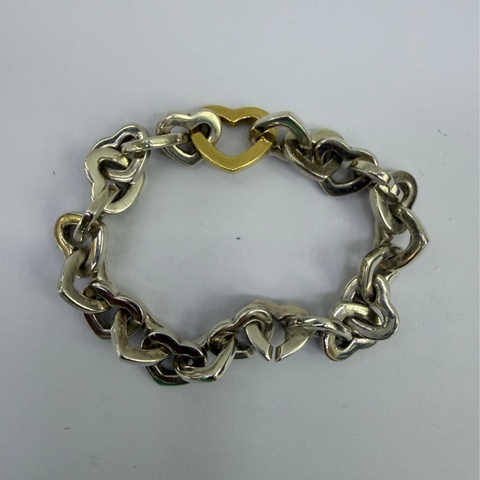 此款商品為Tiffany & Co. 的Heart Link 手鍊，採用18K 金與純銀材質製作。