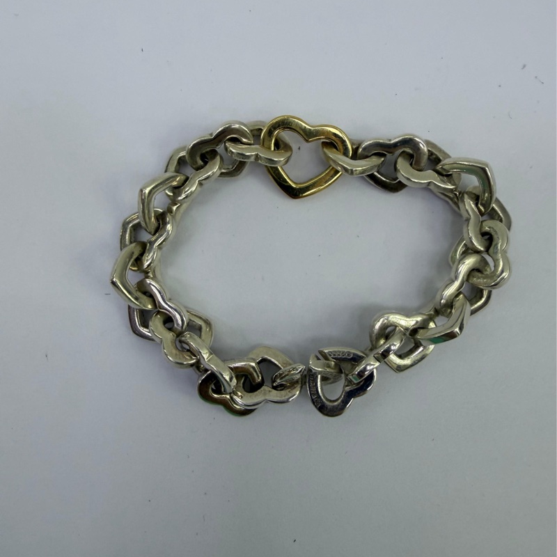 此款商品為Tiffany & Co. 的Heart Link 手鍊，採用18K 金與純銀材質製作。-1