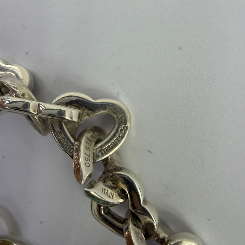 此款商品為Tiffany & Co. 的Heart Link 手鍊，採用18K 金與純銀材質製作。-2