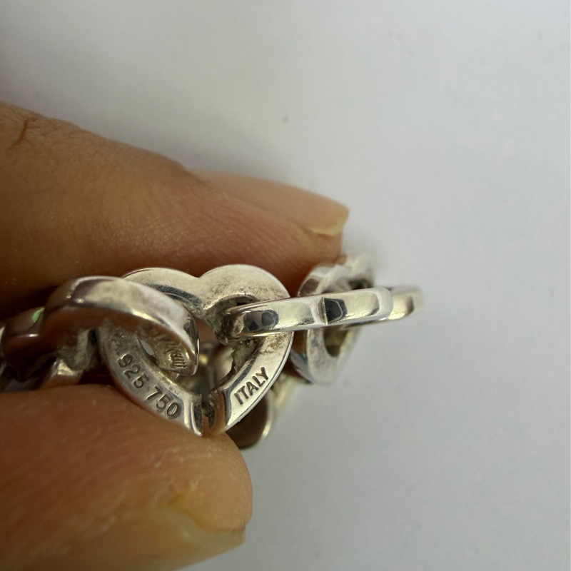 此款商品為Tiffany & Co. 的Heart Link 手鍊，採用18K 金與純銀材質製作。-3