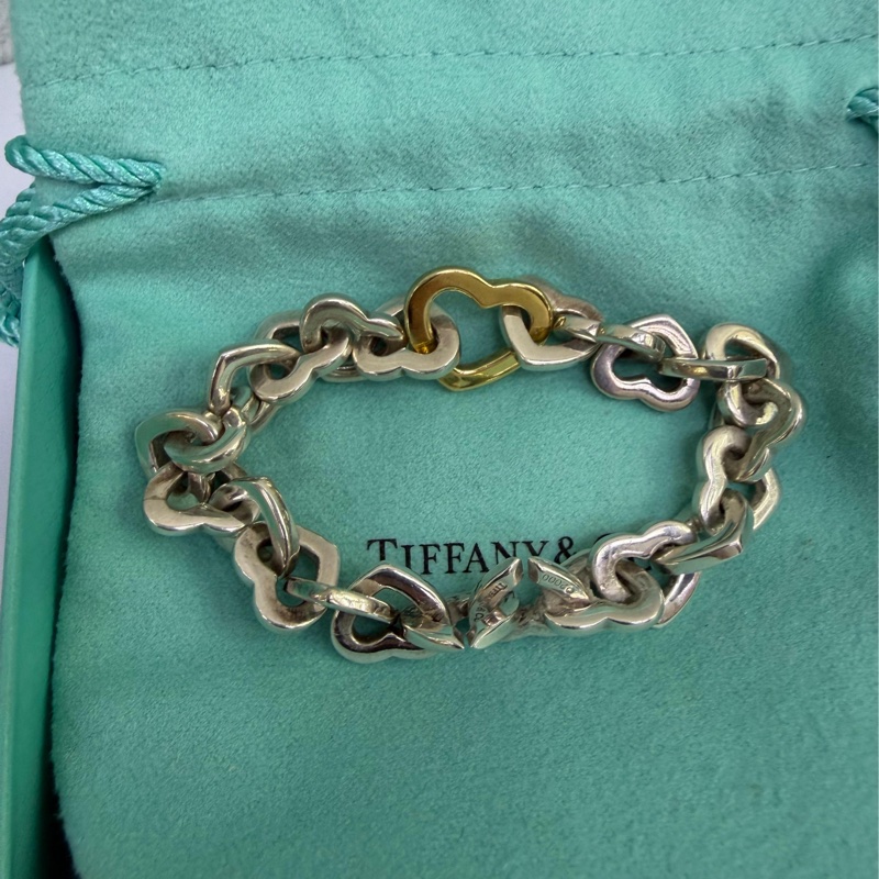 此款商品為Tiffany & Co. 的Heart Link 手鍊，採用18K 金與純銀材質製作。-4
