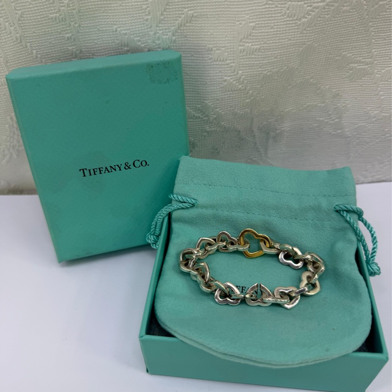 此款商品為Tiffany & Co. 的Heart Link 手鍊，採用18K 金與純銀材質製作。-5