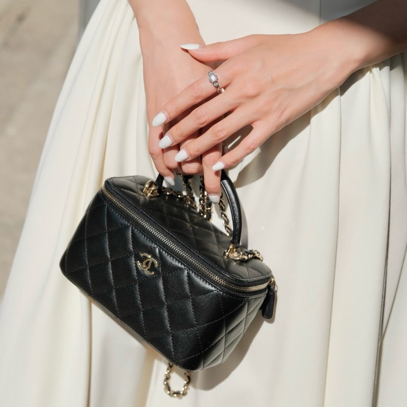 Chanel黑金羊皮菱格手提長盒子皮穿鍊斜背化妝箱AP2199-0