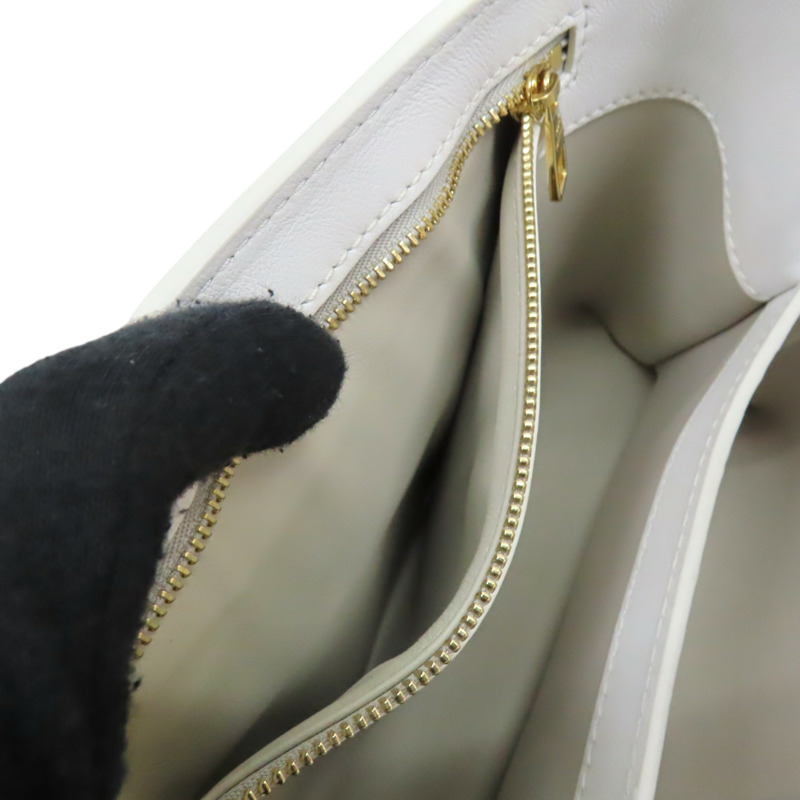 白色 原花縷空刺繡 牛皮 Capucines 兩用包【LOUIS VUITTON LV 路易威登】 M22863-5