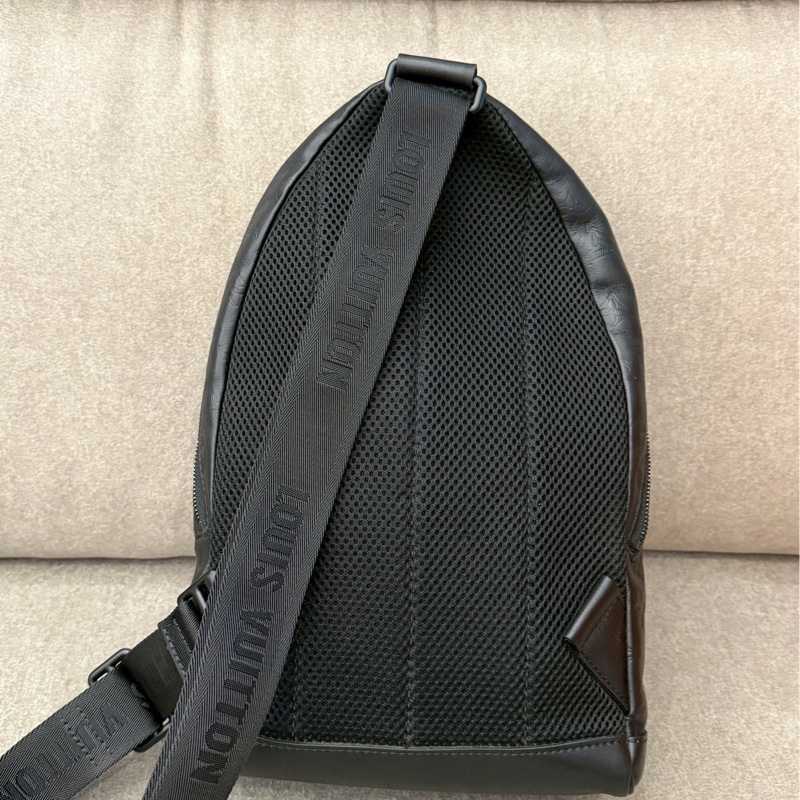 LV黑色壓紋單肩包-1