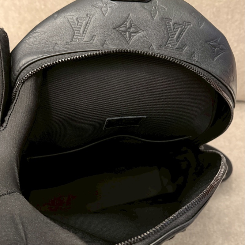 LV黑色壓紋單肩包-5