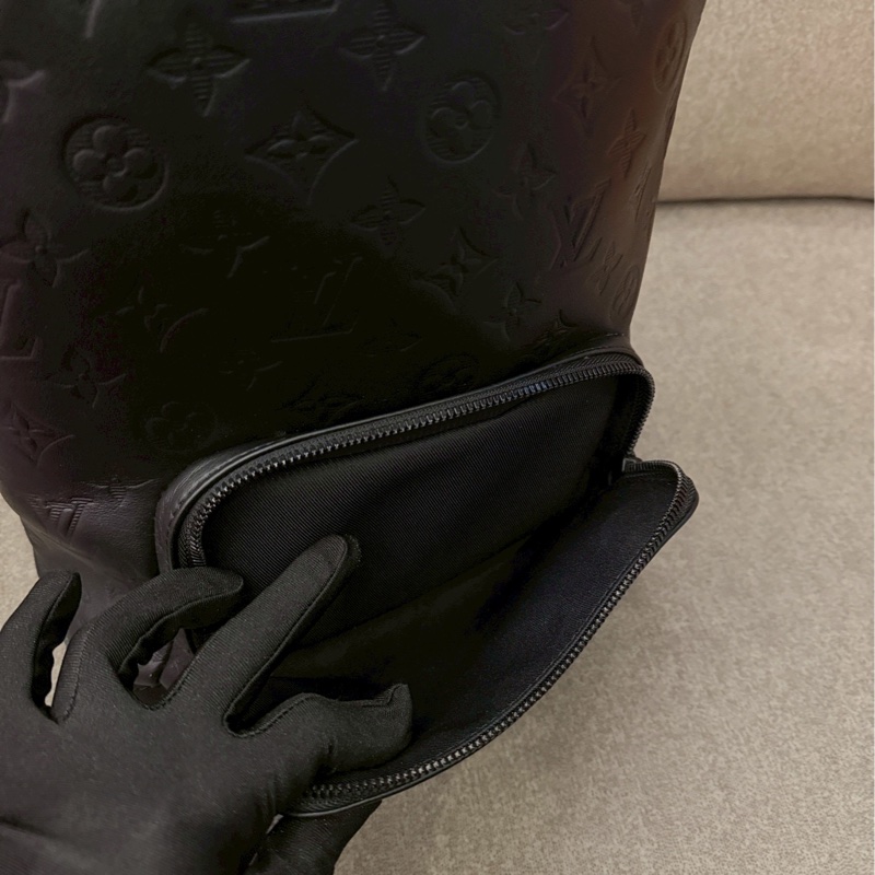 LV黑色壓紋單肩包-6