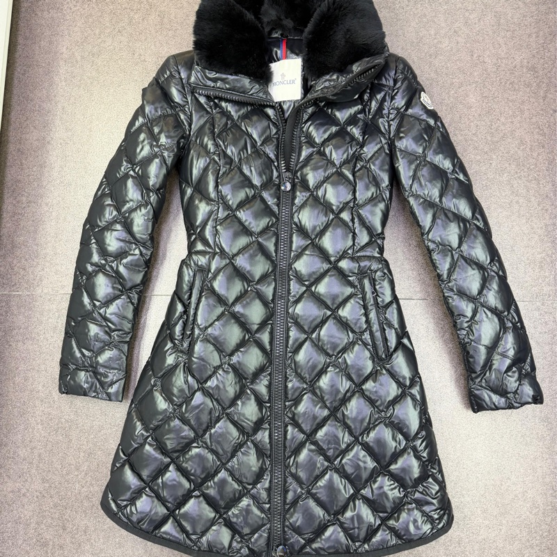 This is Moncler 女裝外套-0