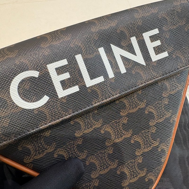 *SHIHNA名牌精品* CELINE 帆布小牛皮飾邊釦式三角斜背包-2