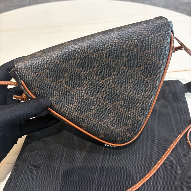 *SHIHNA名牌精品* CELINE 帆布小牛皮飾邊釦式三角斜背包-7