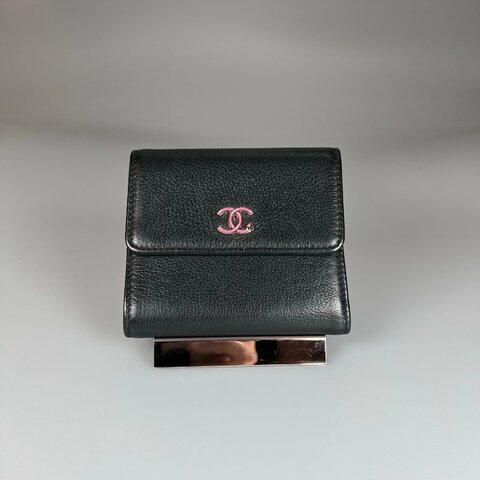 CHANEL 四葉草翻蓋三折短夾 黑 25開