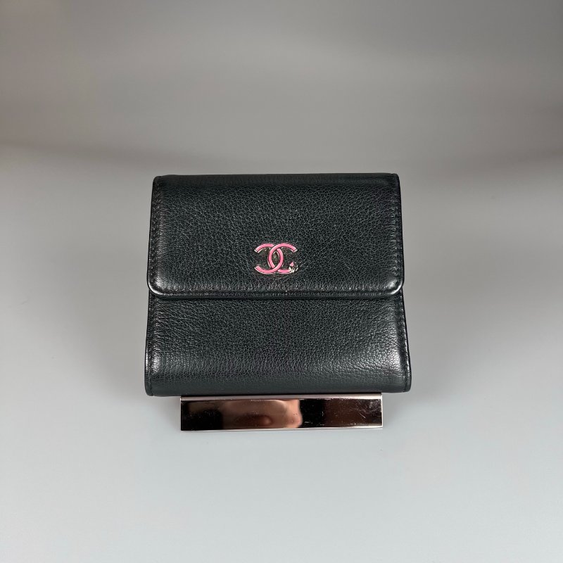 CHANEL 四葉草翻蓋三折短夾 黑 25開-0