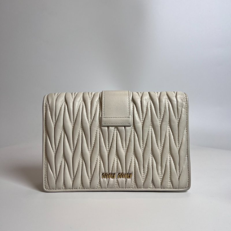 MIUMIU 白皺褶寶石肩背包-1