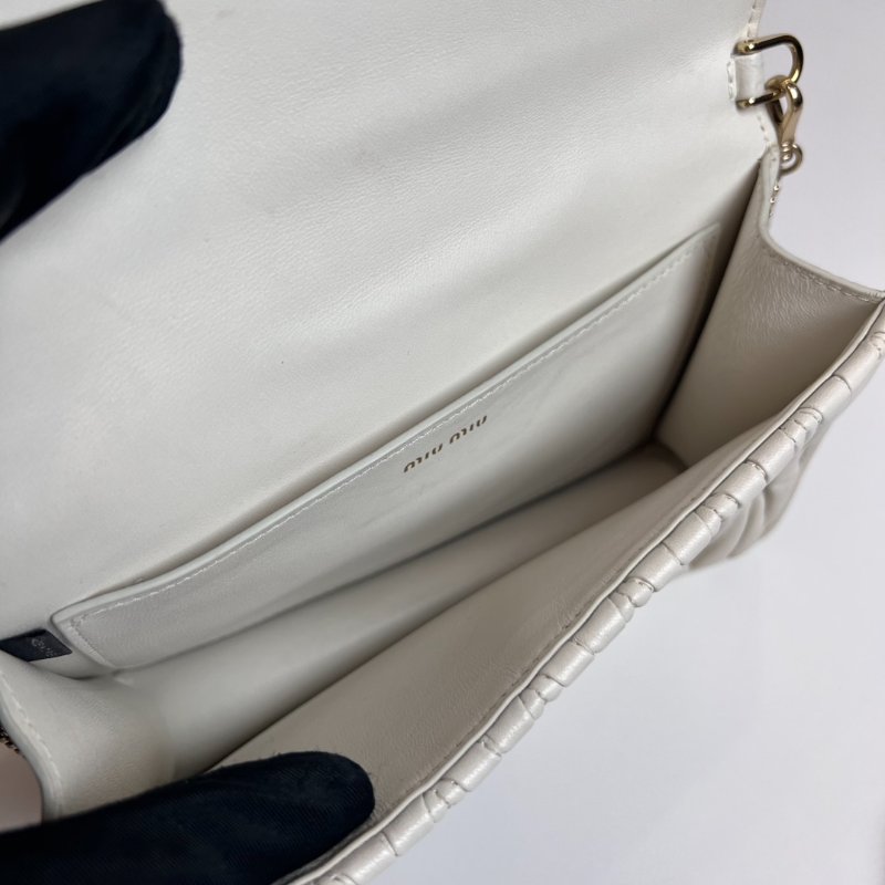 MIUMIU 白皺褶寶石肩背包-6