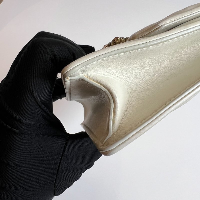 MIUMIU 白皺褶寶石肩背包-7