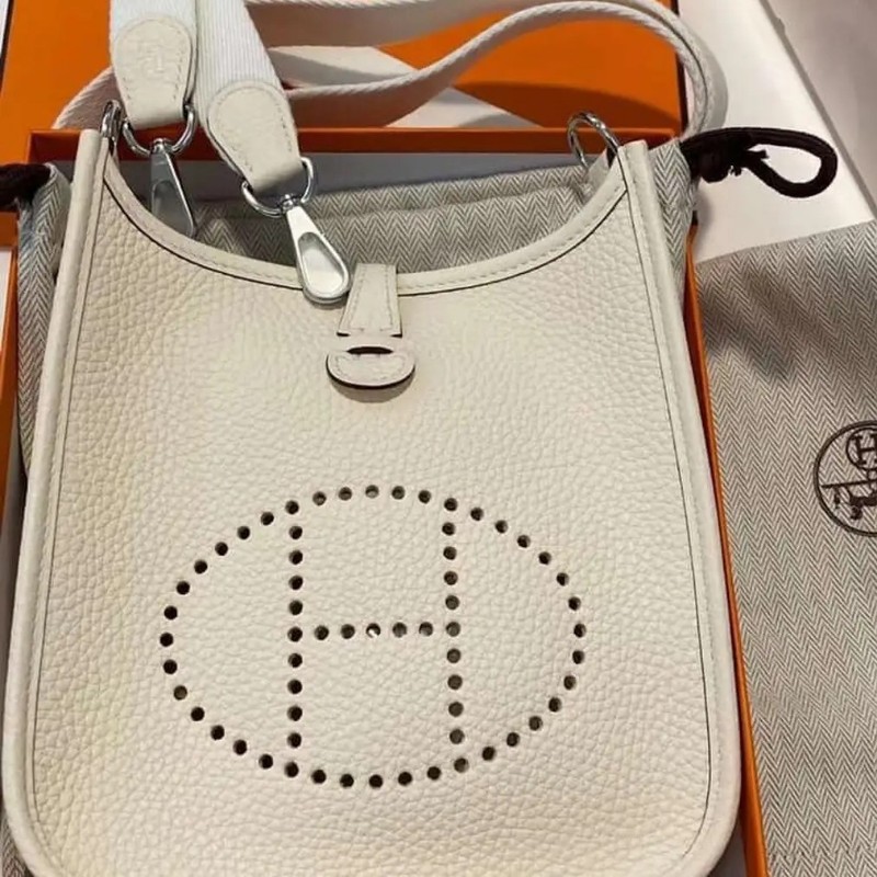 99+1💯🔥閒置新 Hermes 愛馬仕 Mini Evelyne Craie 奶昔白 Stamp K-2