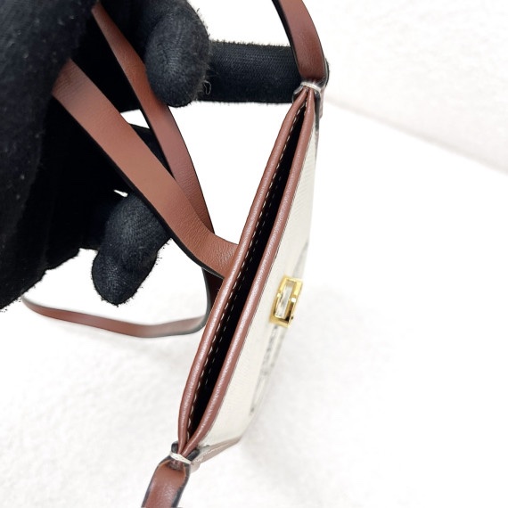 Burberry 經典手機包-7