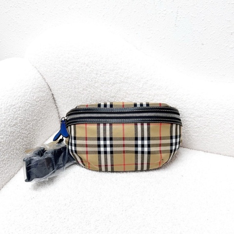 Burberry 經典橫格腰包胸包