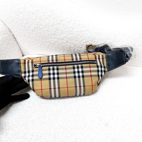 Burberry 經典橫格腰包胸包-1