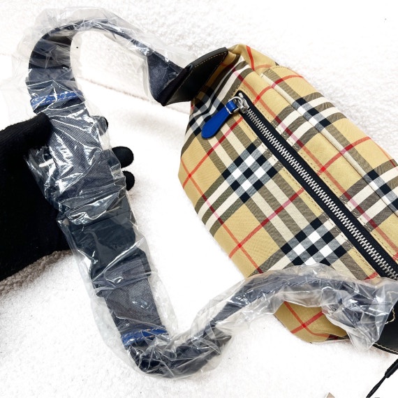 Burberry 經典橫格腰包胸包-7