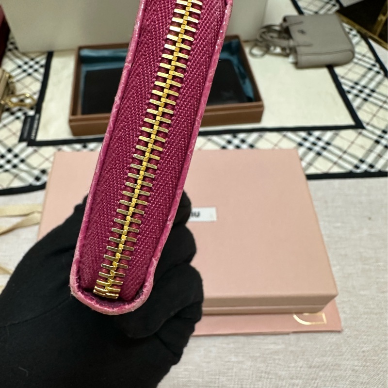 miu miu 漆皮桃紅長夾-3