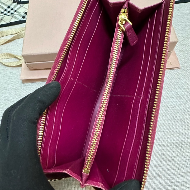 miu miu 漆皮桃紅長夾-4