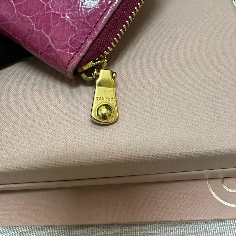 miu miu 漆皮桃紅長夾-5
