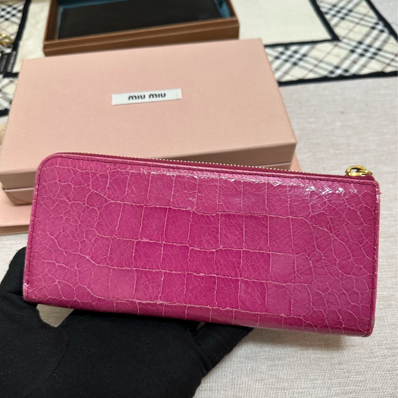 miu miu 漆皮桃紅長夾-8