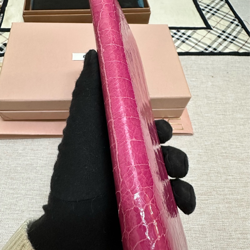 miu miu 漆皮桃紅長夾-9