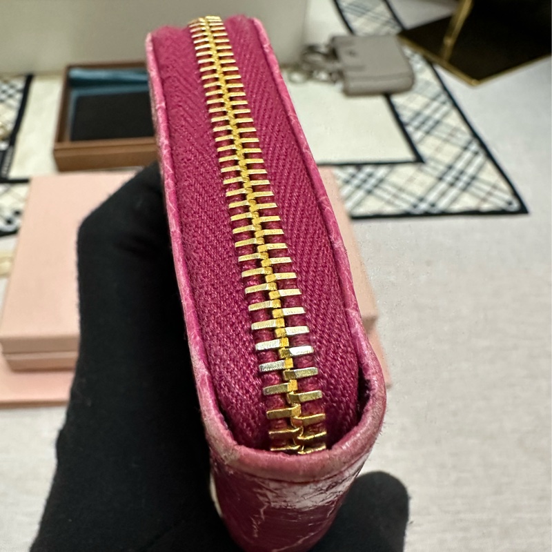 miu miu 漆皮桃紅長夾-11