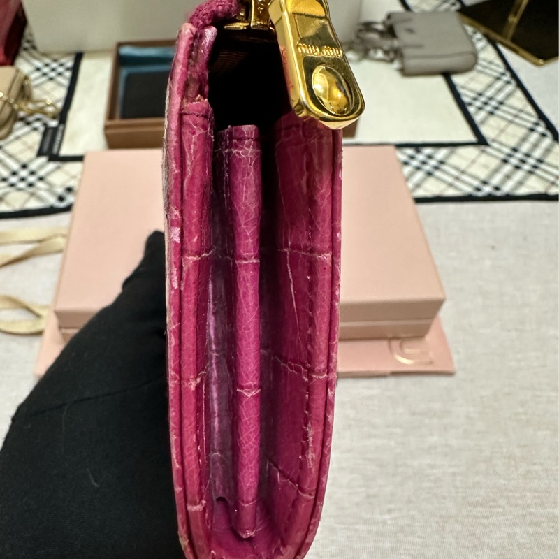 miu miu 漆皮桃紅長夾-12