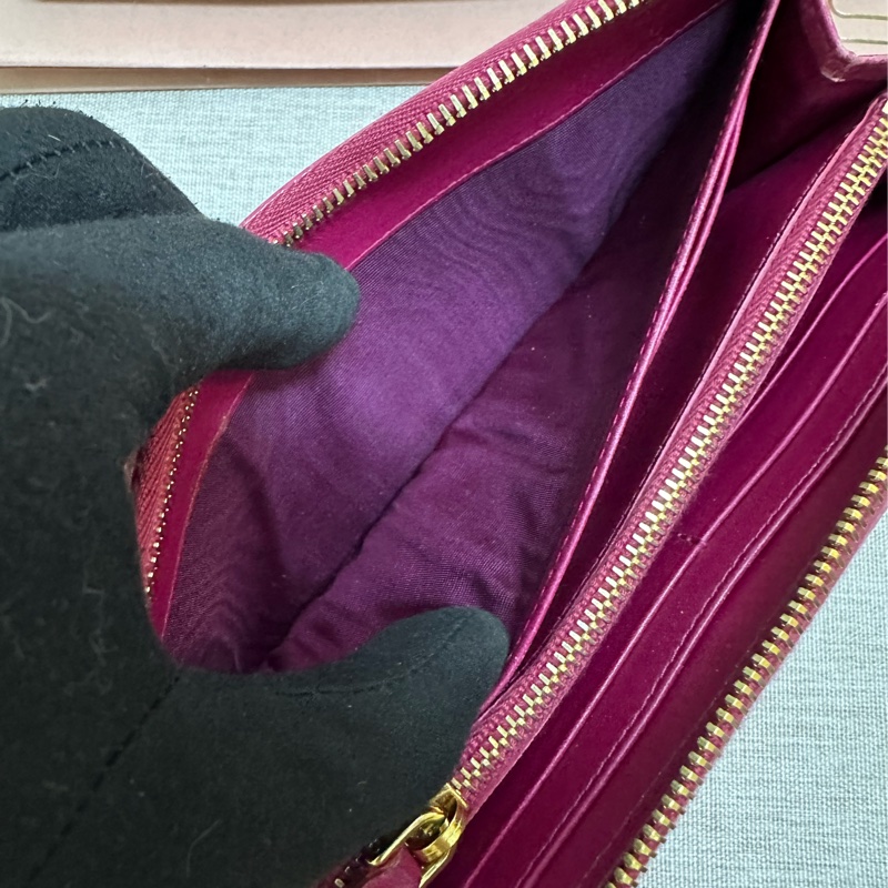 miu miu 漆皮桃紅長夾-14