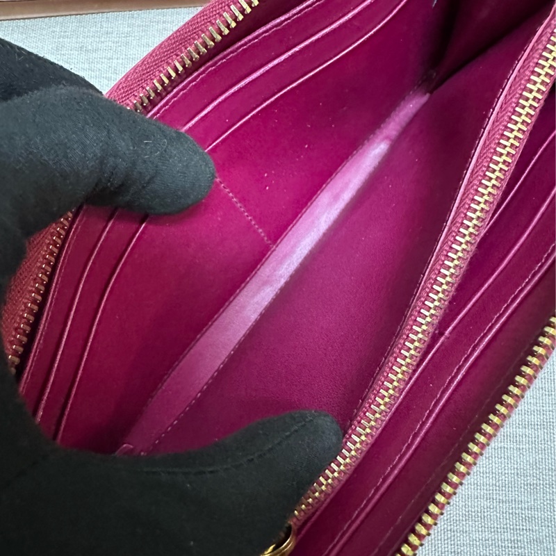 miu miu 漆皮桃紅長夾-15