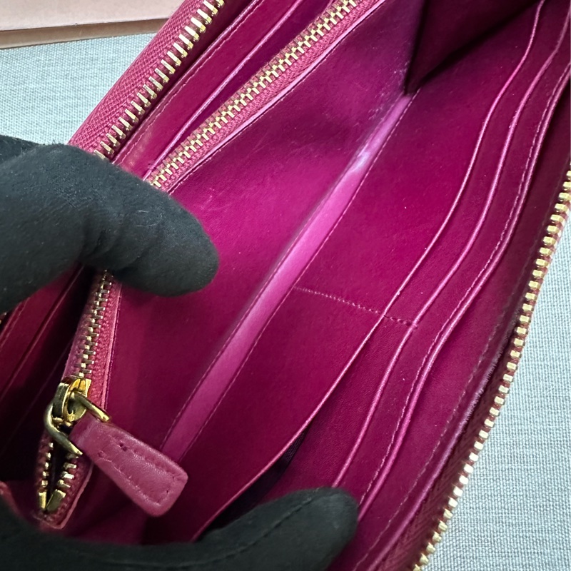 miu miu 漆皮桃紅長夾-16