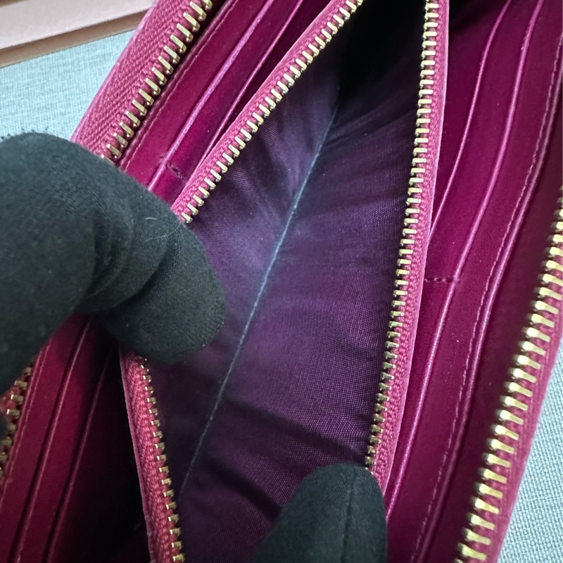 miu miu 漆皮桃紅長夾-17