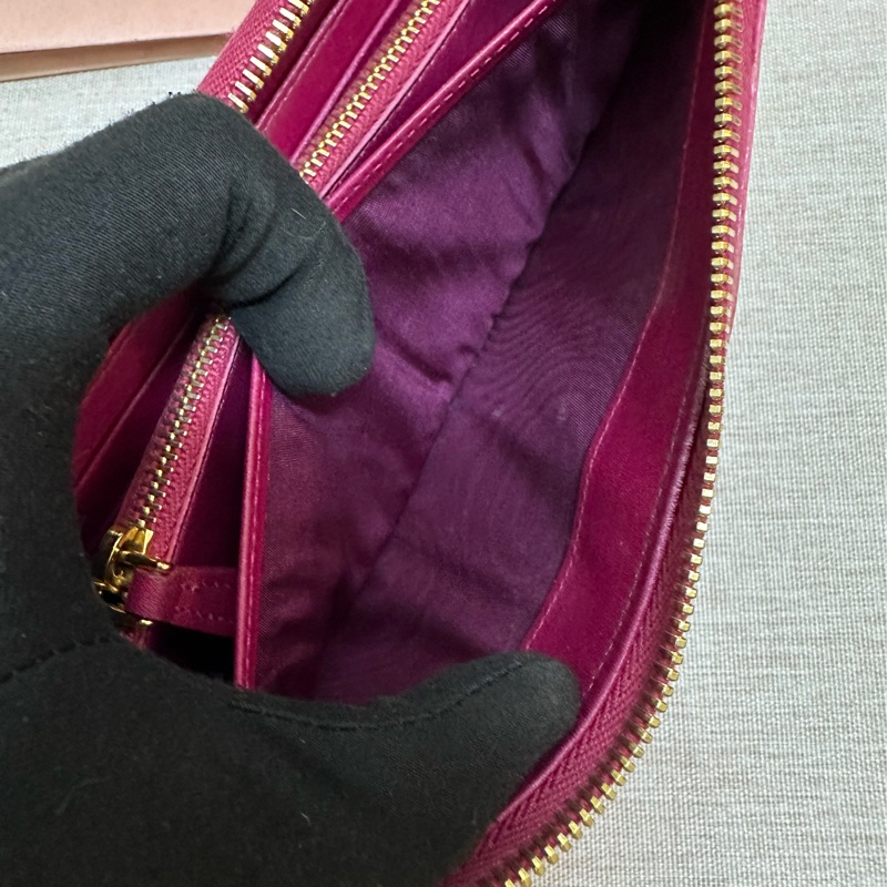 miu miu 漆皮桃紅長夾-18