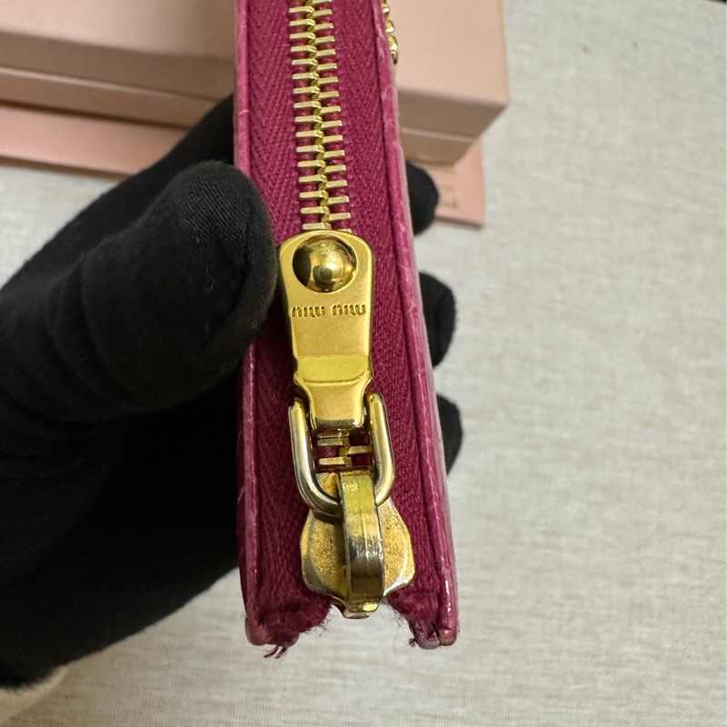 miu miu 漆皮桃紅長夾-20