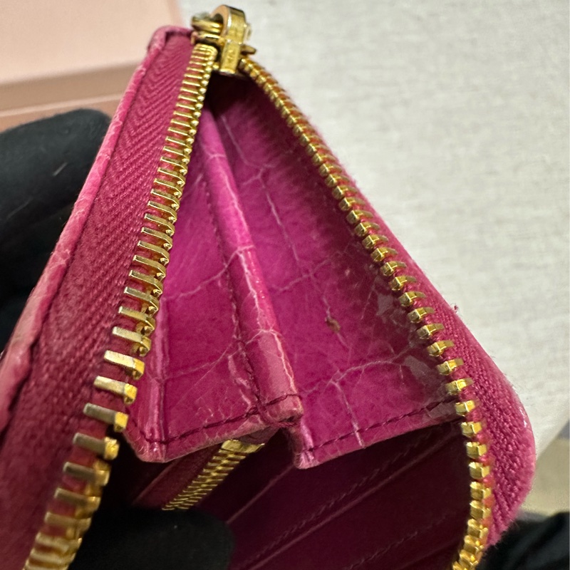 miu miu 漆皮桃紅長夾-28