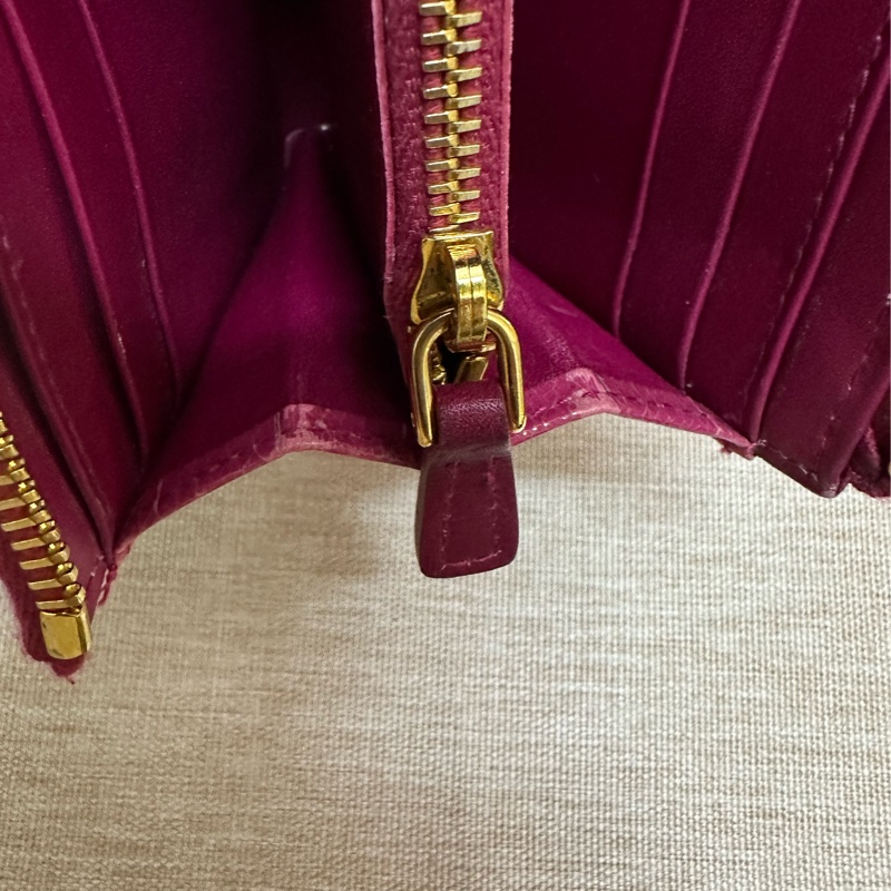 miu miu 漆皮桃紅長夾-29