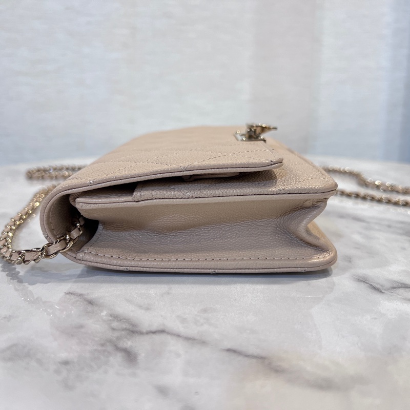 Chanel米色荔枝皮金釦雙C下蓋6卡woc斜背包-3