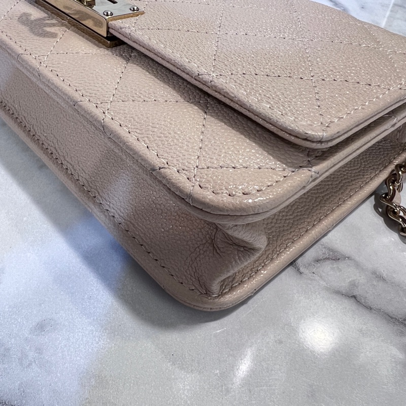 Chanel米色荔枝皮金釦雙C下蓋6卡woc斜背包-6