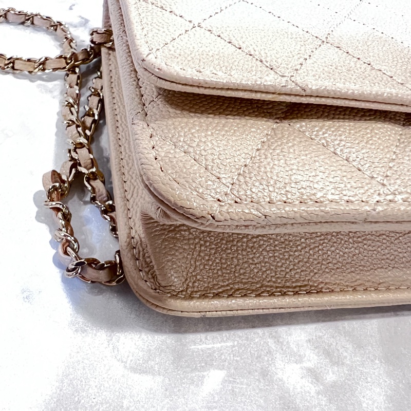 Chanel米色荔枝皮金釦雙C下蓋6卡woc斜背包-7